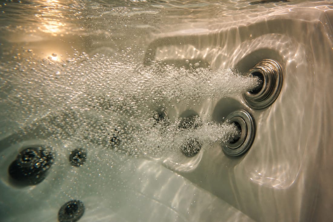 Exemple : jets de spa en fonctionnement dans une eau claire