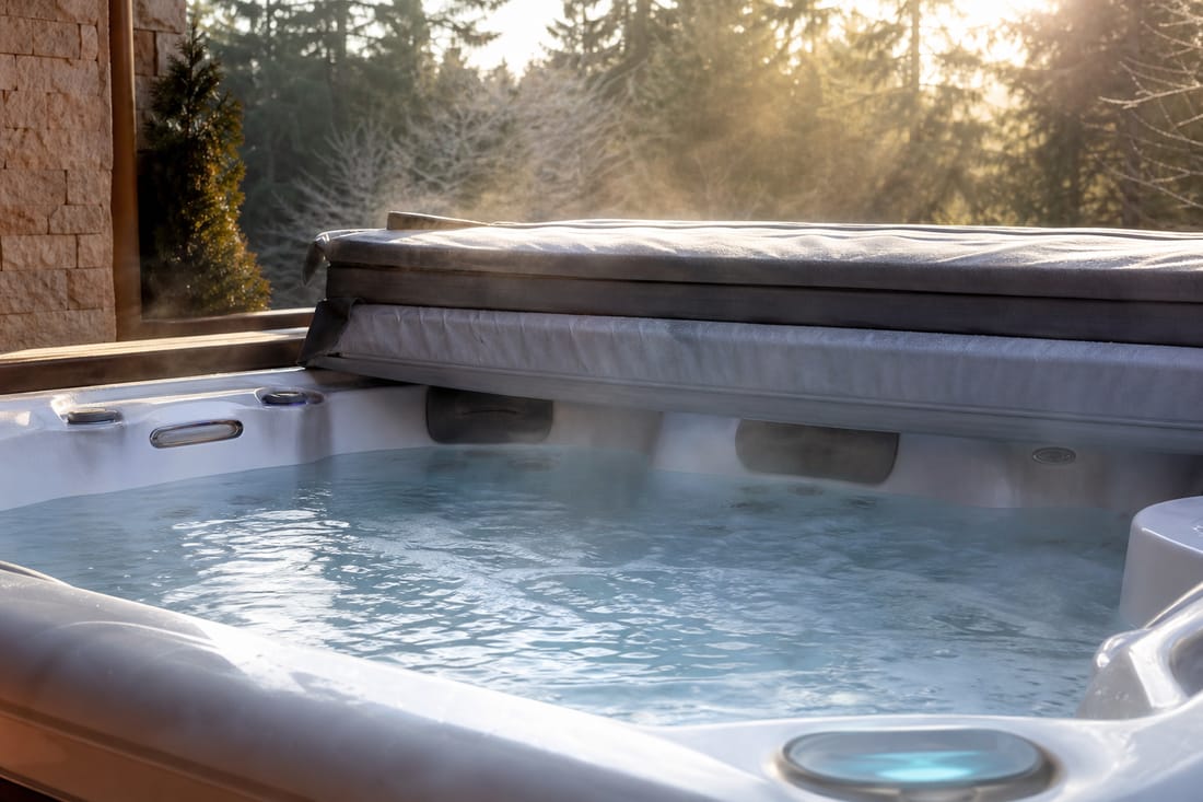 Exemple : couverture isotherme relevée sur un spa